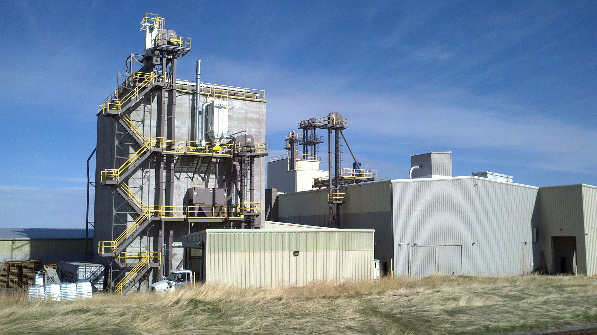 Industrial building with metal structures