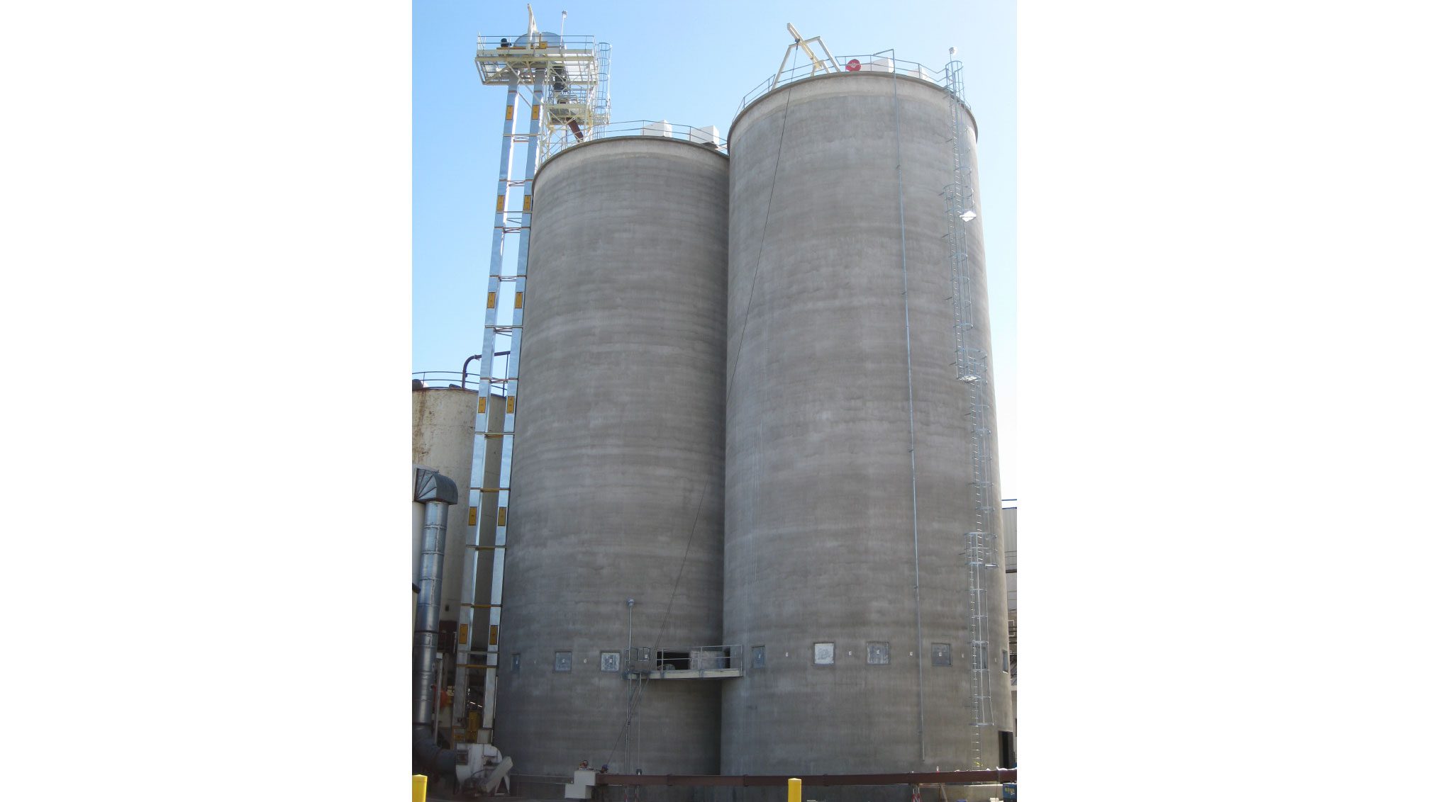 Large cylindrical grain silos